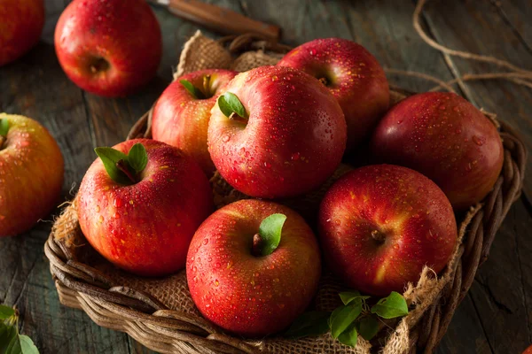 Raw Red Fuji Apples — Stock Photo, Image