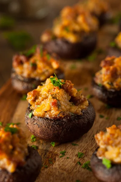 Salsiccia fatta in casa Funghi ripieni — Foto Stock