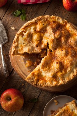 Taze ev yapımı elmalı turta