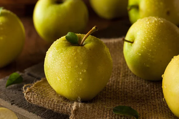 Surové organické zlaté lahodná jablka — Stock fotografie