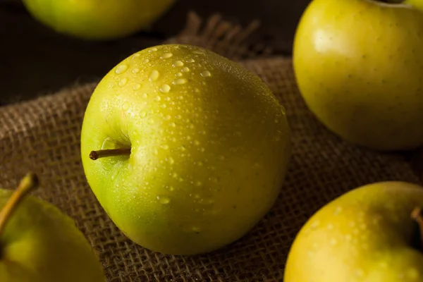 원시 유기농 황금 맛 있는 사과 — 스톡 사진