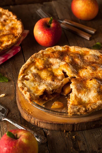 Свіжий домашній яблучний пиріг — стокове фото