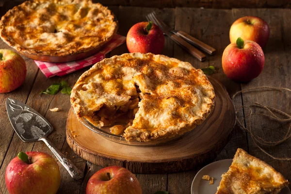 Frischer hausgemachter Apfelkuchen — Stockfoto