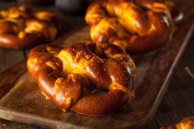 Peynirli Alman yumuşak Pretzels