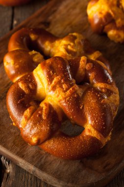 Peynirli Alman yumuşak Pretzels