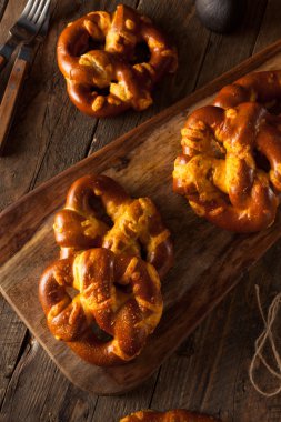 Peynirli Alman yumuşak Pretzels