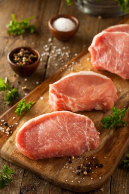 Ham organik kemiksiz domuz pirzolası