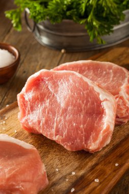 Ham organik kemiksiz domuz pirzolası