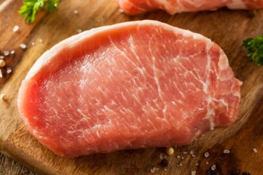 Ham organik kemiksiz domuz pirzolası
