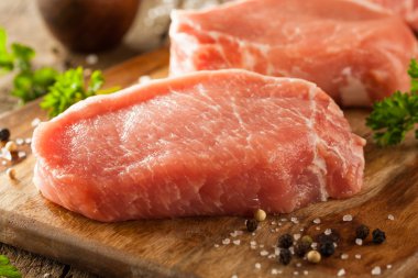 Ham organik kemiksiz domuz pirzolası