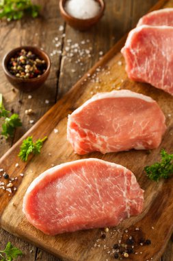 Ham organik kemiksiz domuz pirzolası