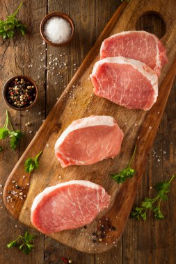 Ham organik kemiksiz domuz pirzolası