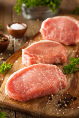 Ham organik kemiksiz domuz pirzolası