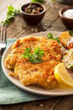 Ev yapımı ekmekli Alman Weiner şnitzel