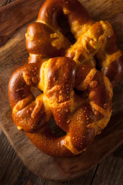 Cheesy alemão soft pretzels — Fotografia de Stock