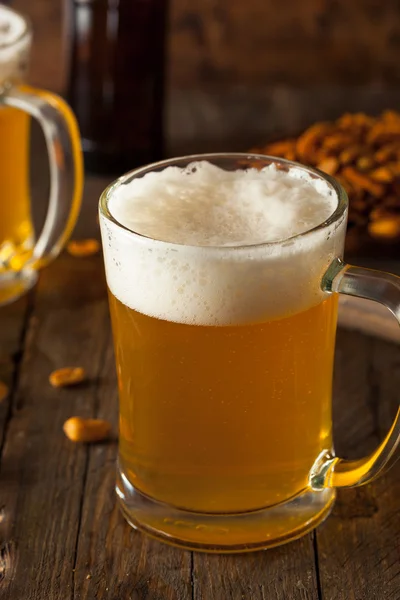 Gouden bier in een glas Stein — Stockfoto