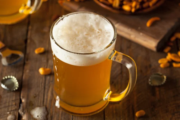 Gouden bier in een glas Stein — Stockfoto