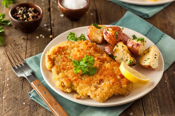 Facut acasa Breaded German Weiner Schnitzel — Fotografie, imagine de stoc