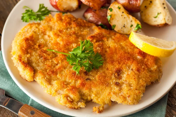 Facut acasa Breaded German Weiner Schnitzel — Fotografie, imagine de stoc