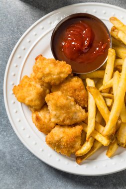 Sağlıklı döllenmiş tavuk nugget ve ketçaplı patates kızartması.