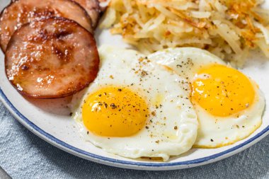 Sağlıklı ev yapımı yumurta Kanada pastırması ve kızarmış ekmekle haşlanmış kahvaltı.