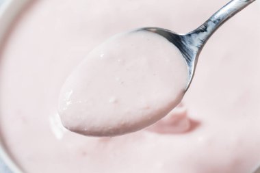 Kahvaltı için sağlıklı soğuk ahududu Yunan yoğurdu