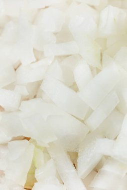 Kesme tahtasında doğranmış organik soğan