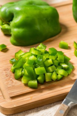 Kesme tahtasında organik yeşil çan biberleri