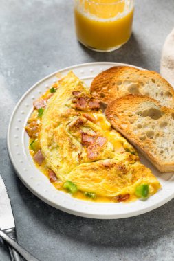 Ev yapımı Denver omleti, jambon ve biberli.