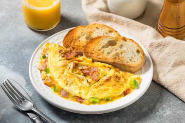 Ev yapımı Denver omleti, jambon ve biberli.