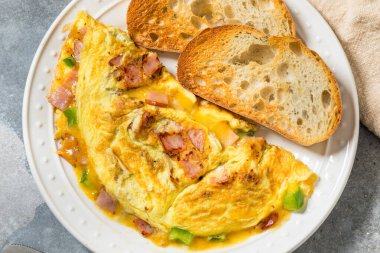 Ev yapımı Denver omleti, jambon ve biberli.