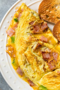 Ev yapımı Denver omleti, jambon ve biberli.