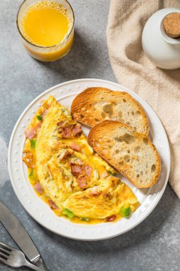Ev yapımı Denver omleti, jambon ve biberli.