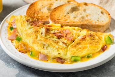 Ev yapımı Denver omleti, jambon ve biberli.