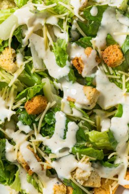 Peynir soslu ve kızarmış ekmekli ev yapımı Sezar salatası.