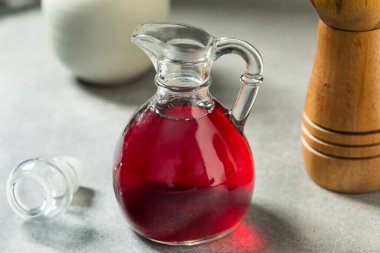 Decanter 'daki Organik Kırmızı Şarap Sirkesi