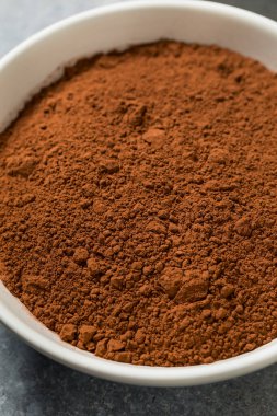 Kase içindeki organik çiğ kakao tozu.