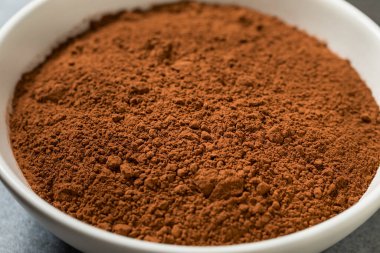 Kase içindeki organik çiğ kakao tozu.