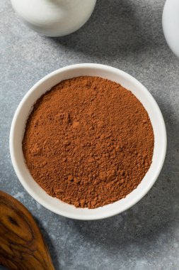 Kase içindeki organik çiğ kakao tozu.