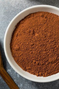 Kase içindeki organik çiğ kakao tozu.