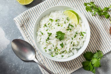 Ev yapımı Meksika Cilantro Kireç Pilavı