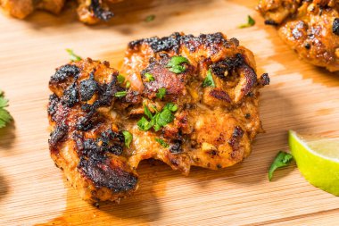 Ev yapımı Meksika usulü ızgara Chipotle Tavuk göğsü Cilantro ve Lime ile