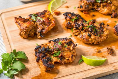 Ev yapımı Meksika usulü ızgara Chipotle Tavuk göğsü Cilantro ve Lime ile