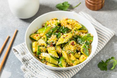 Baharatlı ev yapımı Asya Salatalıklı Soya ve Susam ezmesi