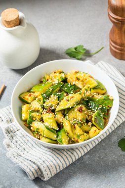 Baharatlı ev yapımı Asya Salatalıklı Soya ve Susam ezmesi