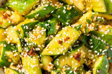 Baharatlı ev yapımı Asya Salatalıklı Soya ve Susam ezmesi