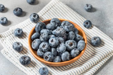 Organik Çiğ Dev Dev Dev Dev Dev Dev Yaban mersinleri Ahşap bir kasede