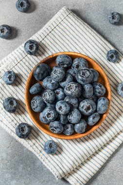 Organik Çiğ Dev Dev Dev Dev Dev Dev Yaban mersinleri Ahşap bir kasede