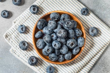 Organik Çiğ Dev Dev Dev Dev Dev Dev Yaban mersinleri Ahşap bir kasede