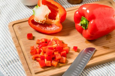 Kırmızılı Kırmızı Çan Biberleri Kesme tahtasında